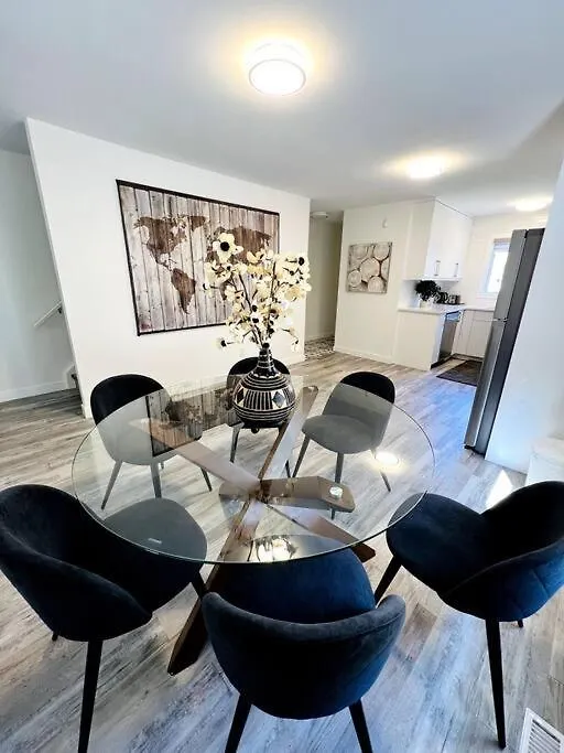 Walking Distance To St Boniface, Easy Parking Villa Winnipeg