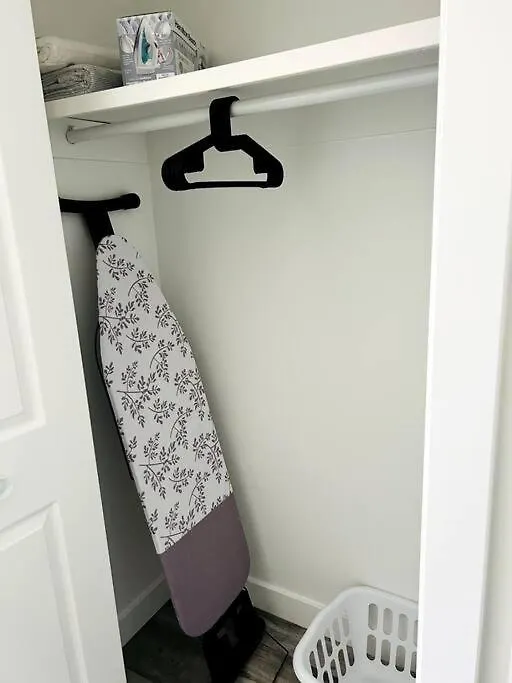 Walking Distance To St Boniface, Easy Parking Villa Winnipeg Canada