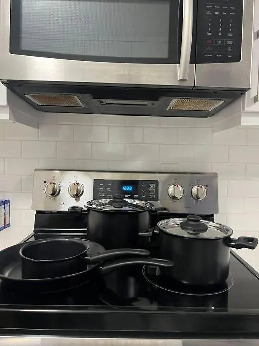 Walking Distance To St Boniface, Easy Parking Villa Winnipeg
