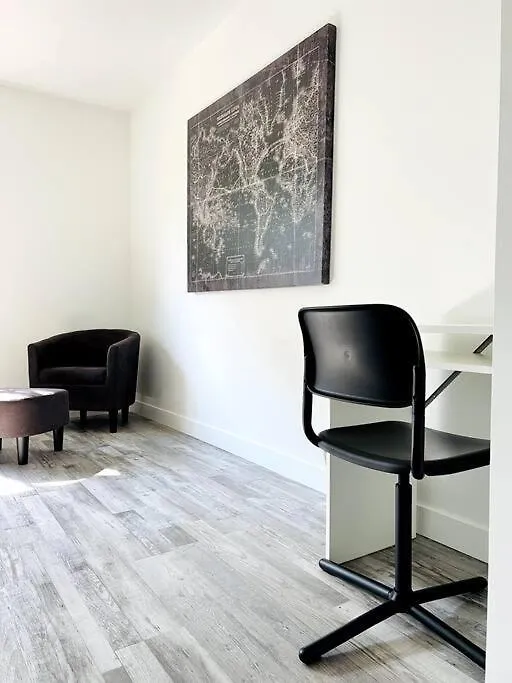 Walking Distance To St Boniface, Easy Parking Villa Winnipeg Canada