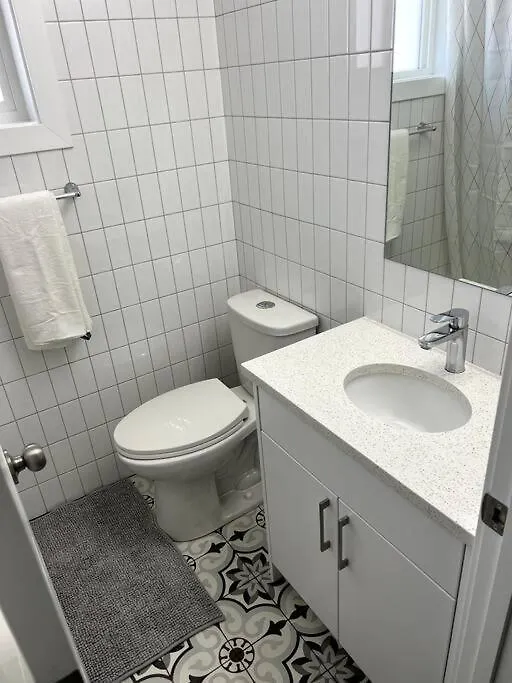 Holiday home Walking Distance To St Boniface, Easy Parking Villa Winnipeg Canada
