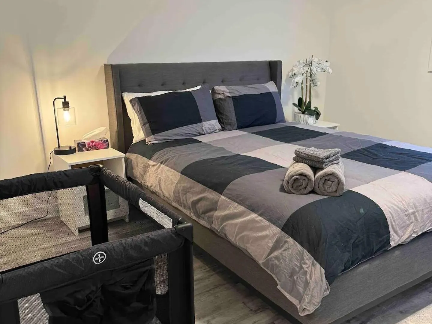Walking Distance To St Boniface, Easy Parking Villa Winnipeg