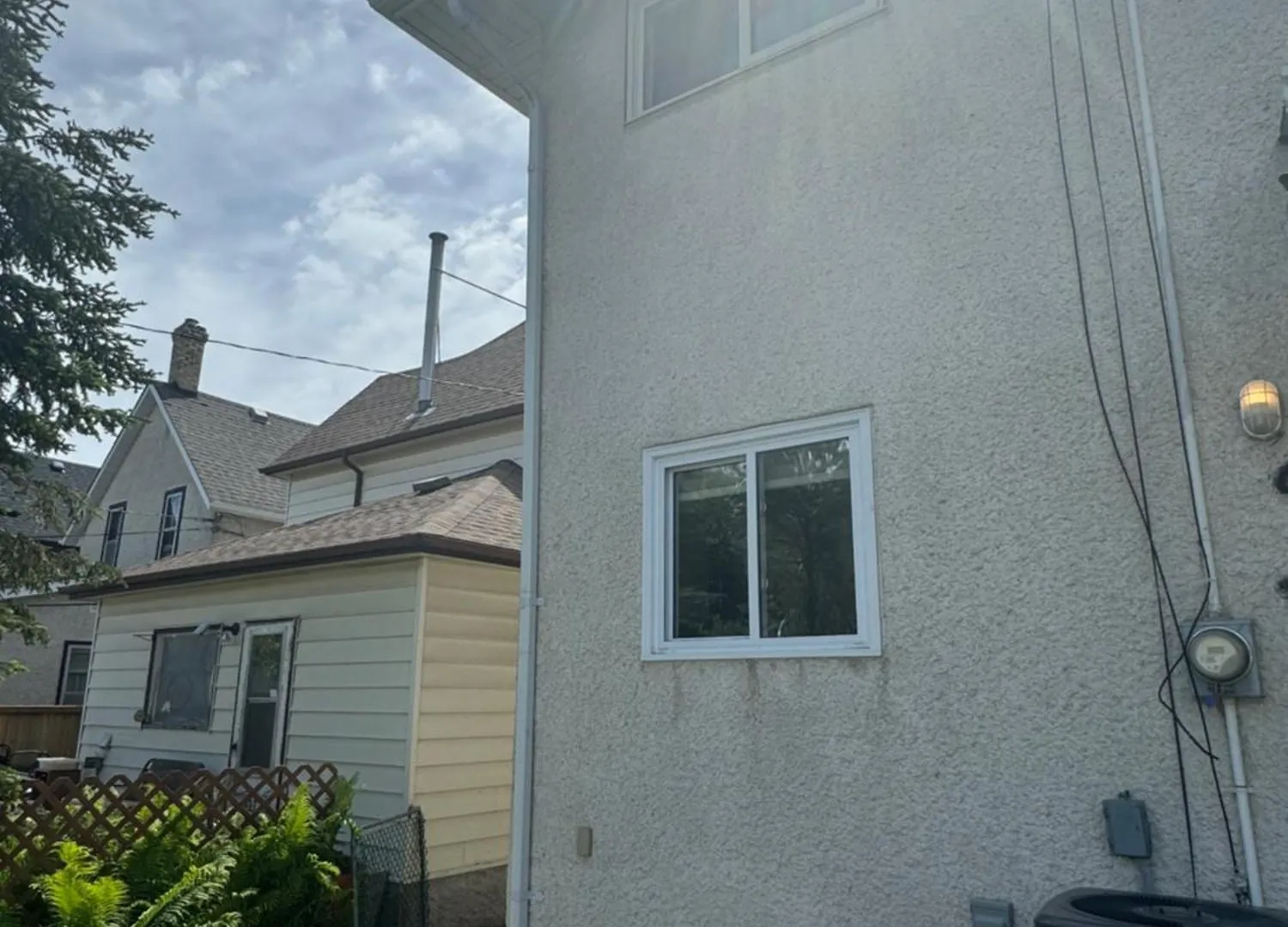Walking Distance To St Boniface, Easy Parking Villa Winnipeg Canada